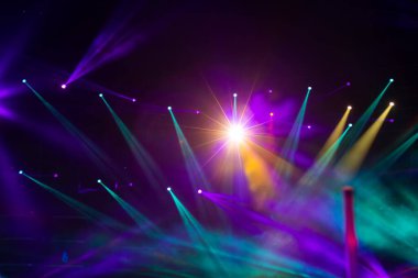 Sahnede odaklı olmayan konser ışıkları, bulanık disko partisi