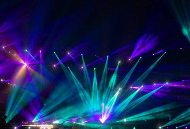 Sahnede odaklı olmayan konser ışıkları, bulanık disko partisi