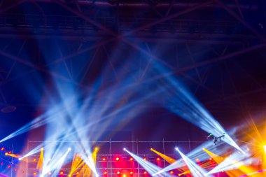 Canlı müzik konserinde yanan ışıklar. 