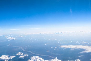 mavi gökyüzünde bulutlar ile havadan görünümü.