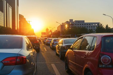 Şehre park edilmiş arabalar