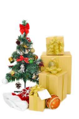 Beyaz arka planda neşeli Noel hediyelerinin yakın plan görüntüsü           