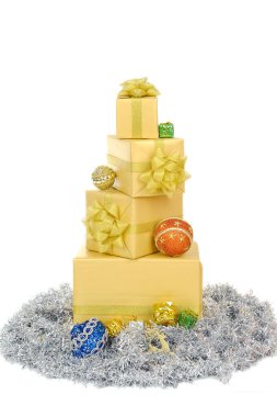 Beyaz arka planda neşeli Noel hediyelerinin yakın plan görüntüsü           