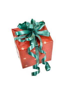 Beyaz arkaplanda noel hediyesinin yakın plan görüntüsü