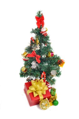 Beyaz arkaplanda noel hediyesinin yakın plan görüntüsü