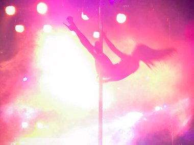 Barda dans eden genç bir kadın.