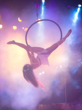 Barda dans eden genç bir kadın.