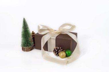 Beyaz arka planda neşeli noel hediyesinin yakın plan görüntüsü     