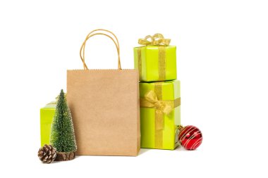 Beyaz arka planda noel hediyelerinin ve alışveriş çantalarının yakın plan görüntüsü       