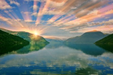 Dağ gölünde gün batımı