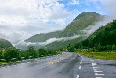 Dağ otoyolunun manzaralı manzarası