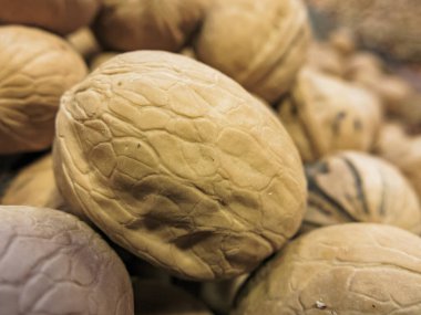 Kocaman ceviz yığını.