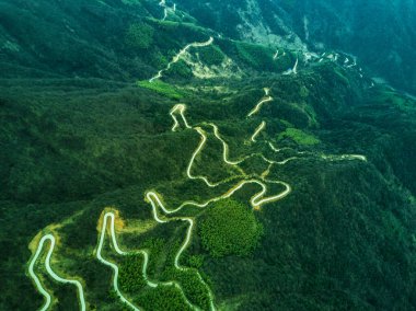 Dik dağ yolu, hava manzarası 