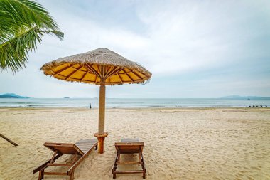 Sıcak yaz gününde plaj manzarası 