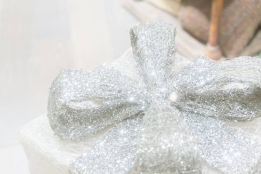 Silindir yay ile hediye kutusu