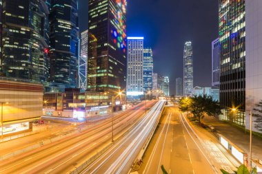 Gece şehrin güzel manzarası ve trafik.