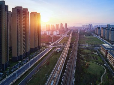 Çin, modern şehir manzarası, yüksek hızlı tren..