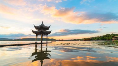 Hangzhou Batı Gölü Pavyonu