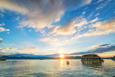 Hangzhou Batı Gölü Pavyonu