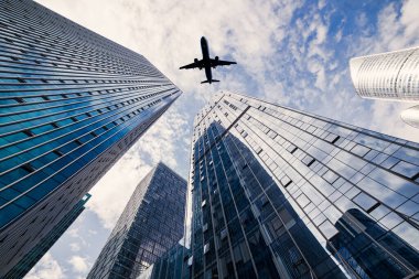 Gökdelenler üzerinde uçan uçak