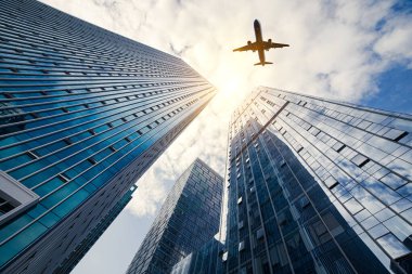 Gökdelenler üzerinde uçan uçak