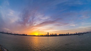 Alacakaranlıktaki Asya şehrinin gece görüşü