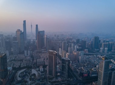 Şehrin alacakaranlıktaki hava manzarası