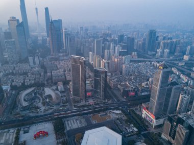 Şehrin alacakaranlıktaki hava manzarası
