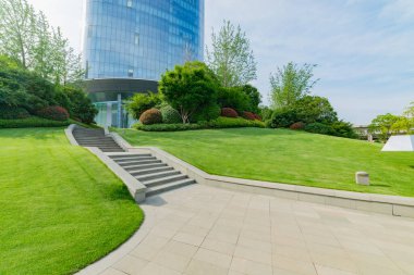 Güneşli bir günde modern mimari ve yol