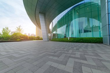 Güneşli bir günde modern mimari ve yol