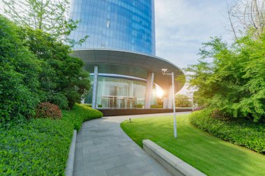 Güneşli bir günde modern mimari ve yol