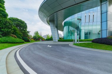 Güneşli bir günde modern mimari ve yol