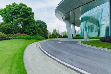 Güneşli bir günde modern mimari ve yol