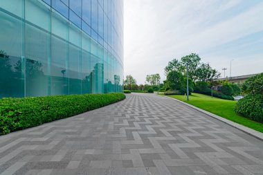 Güneşli bir günde modern mimari ve yol