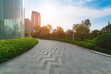 Güneşli bir günde modern mimari ve yol