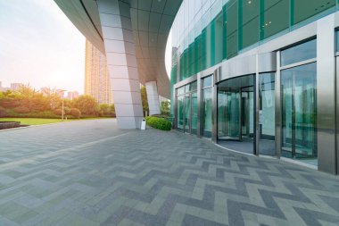 Güneşli bir günde modern mimari ve yol