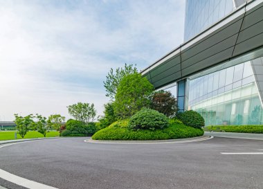 Güneşli bir günde modern mimari ve yol