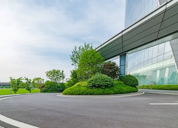 Güneşli bir günde modern mimari ve yol