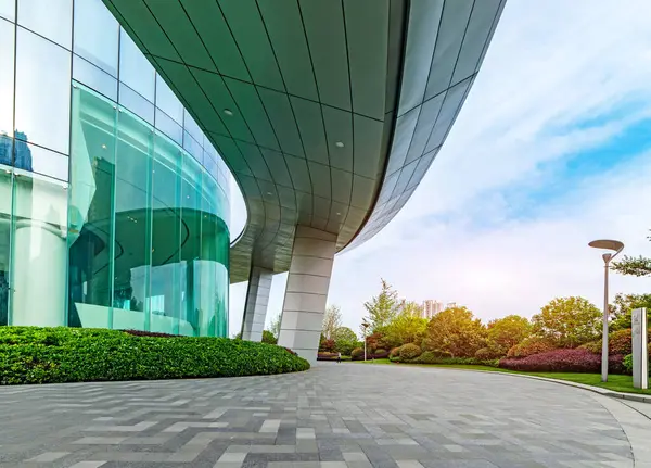 Güneşli bir günde modern mimari ve yol