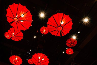 Siyah arkaplanda kırmızı fener 