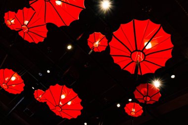 Siyah arkaplanda kırmızı fener 