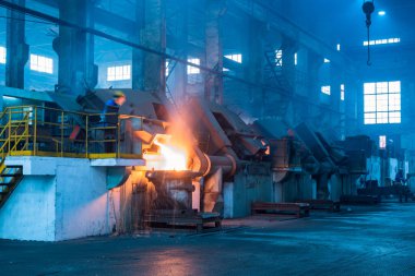 Akşam fabrikadaki çelik fabrikasında. Metal ürünlerin üretimi. metal üretimi.