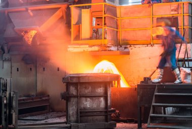 Kazan fabrikadaki ekipmanı şekillendiriyor.