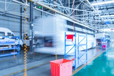 Modern bir depoda araba atölyesi