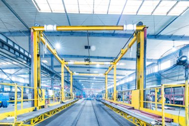 Metal parçalarıyla modern bir depo..