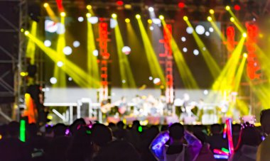 seyirci siluetleri bir canlı müzik konser 