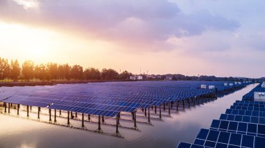 Günbatımında güneş panelleri, yenilenebilir elektrik kaynakları 