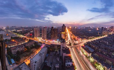 Alacakaranlıktaki Asya şehrinin gece görüşü