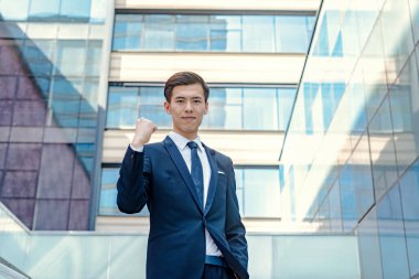 İş adamı bir ofis binasında müşteriyle ciddi ciddi konuşuyor.