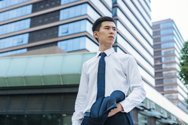 Takım elbiseli Asyalı genç adam